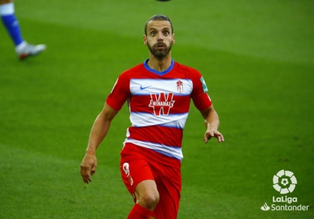Roberto Soldado en una acción ante el Deportivo Alavés (LALIGA)