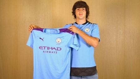 Pablo Moreno posa con la camiseta del Manchester City (TWITTER MANCHESTER CITY) 
