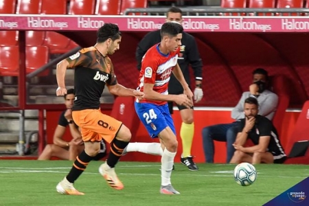 Carlos Fernández ha sido el jugador más destacado del Granada (JOSÉ M. BALDOMERO) 