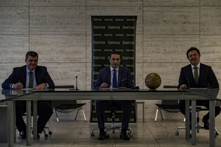 Imagen de la firma del convenio (PHOTOGRAPHERS SPORTS)