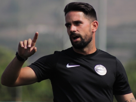 George Jermy vestido con el uniforme del Almuñécar City (Twitter)