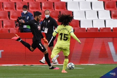 Rui Silva despeja un balón ante la presión de un rival (BALDOMERO)