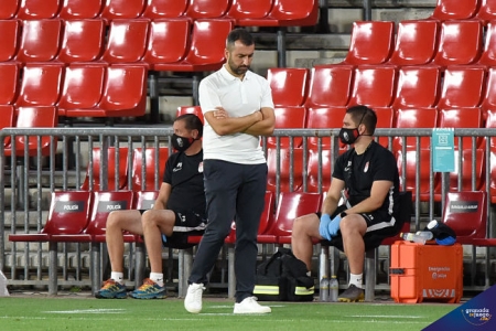 Diego Martínez, pensativo, en el duelo ante el Valencia (BALDOMERO)