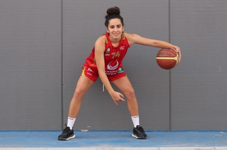 Judith Martín con la camiseta del Grupo Hafesa Raca (RACA) 