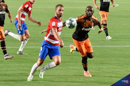 Soldado pugna con un defensa del Valencia (JOSÉ M. BALDOMERO) Soldado pugna con un defensa del Valencia (JOSÉ M. BALDOMERO)