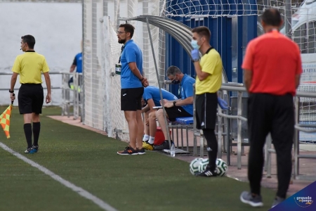 Josemi Ortiz, durante el encuentro ante el Almuñecar City (JOSÉ M. BALDOMERO)
