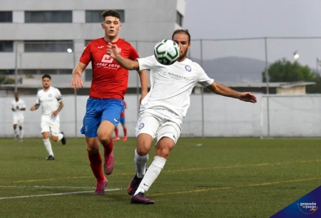 Iván Parra pujna un balón con un jugador del Churriana CF (JOSÉ M. BALDOMERO)