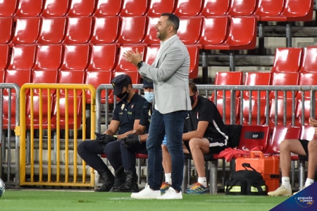 Diego Martínez aplaude durante un encuentro (GRJ)  