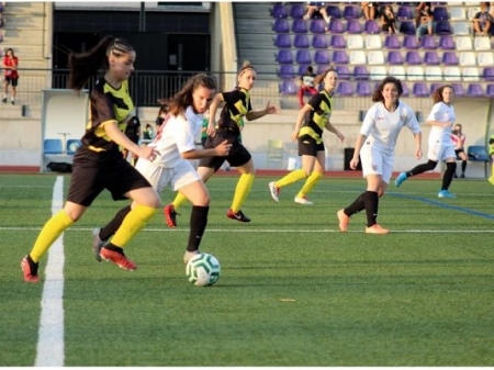 Una acción del choque entre el Monachil 2013 y el Sevilla B (PACO CASTILLO) 