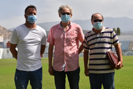 Miguel Novo, en el centro, junto al director deportivo Viti y el presidente Manuel García Albarral