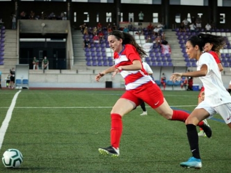 La lojeña Celia Ramírez corre en busca del balón con una jugadora sevillana (PACO CASTILLO) 