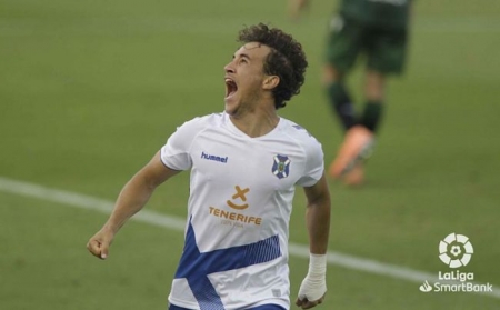 Milla celebra un gol con el Tenerife (LALIGA)