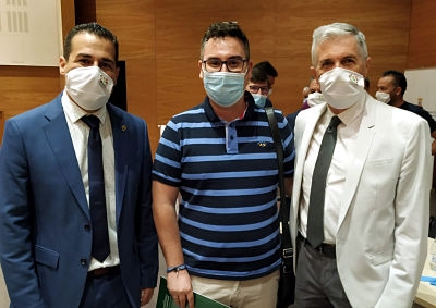 Manolo Écija, en el centro, junto a Pablo Lozano, presidente de la RFAF, y José Manuel Molina Maza, delegado de Granada en la RFAF.