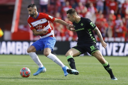 Gonalons, en un lance del partido ante el Real Betis en Los Cármenes (GRANADA CF) Gonalons, en un lance del partido ante el Real Betis en Los Cármenes (GRANADA CF)