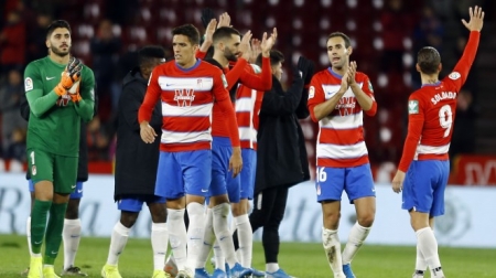 Martínez, en primer plano, al término de un partido de esta temporada (GRANADA CF) Martínez, en primer plano, al término de un partido de esta temporada (GRANADA CF)