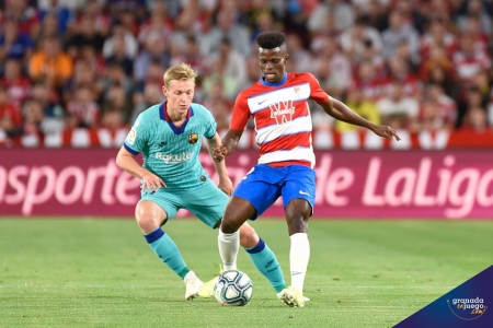 Azeez ante De Jong, en un lance del partido contra el Barcelona, donde marcó el primer gol (GEJ) Azeez ante De Jong, en un lance del partido contra el Barcelona, donde marcó el primer gol (GEJ)