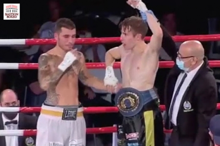 John Carter con el cinturón de campeón tras el combate (BASTIÓN BOXEO) 