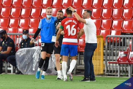 La imagen de un vestuario. Víctor Díaz, de espaldas, durante el partido ante el Athletic (GRJ) La imagen de un vestuario. Víctor Díaz, de espaldas, durante el partido ante el Athletic (GRJ)