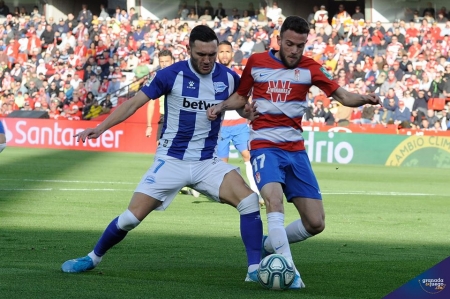 Quini ante Lucas Pérez, en un lance del choque contra el Alavés donde cayó lesionado (GRJ) Quini ante Lucas Pérez, en un lance del choque contra el Alavés donde cayó lesionado (GRJ)