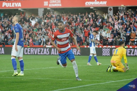 Yangel Herrera, en el momento de anotar el tercer gol ante el Alavés en Los Cármenes (BALDOMERO) Yangel Herrera, en el momento de anotar el tercer gol ante el Alavés en Los Cármenes (BALDOMERO)