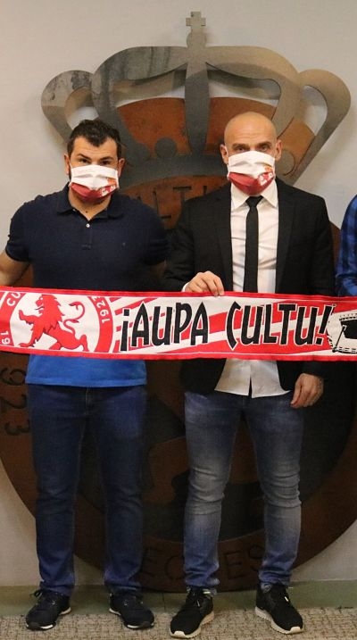 Rafilla Morales y David Cabello posan en su presentación con la `Cultu´ (CYD LEONESA)