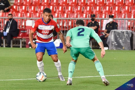 Machís, ante Dani Carvajal, en el partido contra el Real Madrid en Los Cármenes (BALDOMERO) Machís, ante Dani Carvajal, en el partido contra el Real Madrid en Los Cármenes (BALDOMERO)