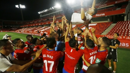 Diego Martínez, manteado tras la clasificación europea (GCF)