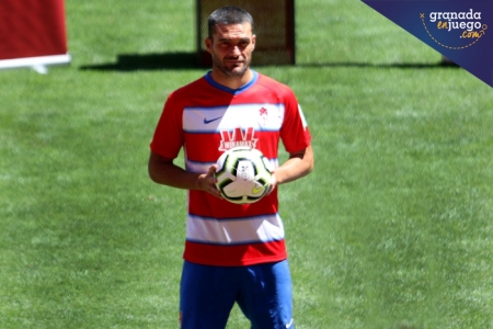 Jorge Molina ya luce como rojiblanco (JOSÉ VELASCO)