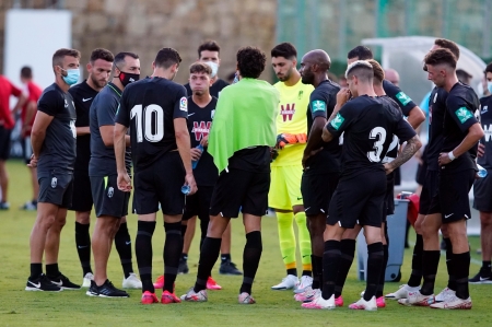 Diego Martínez da instrucciones a sus jugadores durante el partido de ayer (GCF)