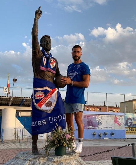 Jonathan Rosales posa junto a la estatua de Fran Carles en Linarejos (LINARES DEPORTE)