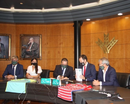 Imagen de la firma del convenio (CAJA RURAL) 