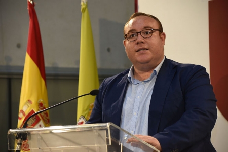 El Diputado de Deportes, Manuel Guirado, en rueda de prensa (DIPUTACIÓN)