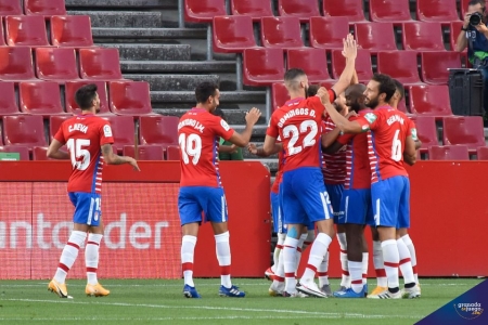 Los jugadores del Granada CF celebran un tanto en el encuentro inaugural de la temporada (JOSÉ M. BALDOMERO)