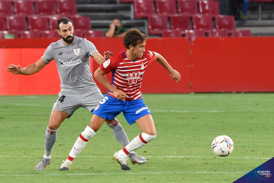 Luis Milla, debutante en Primera División, en una acción del encuentro ante el Athletic Club (JOSÉ M. BALDOMERO) Luis Milla, debutante en Primera División, en una acción del encuentro ante el Athletic Club (JOSÉ M. BALDOMERO)