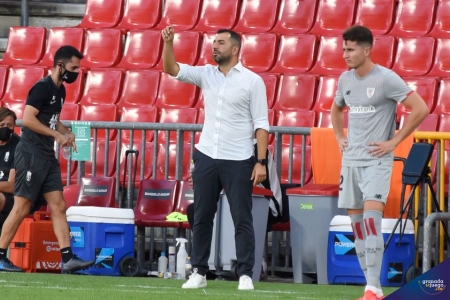 Diego Martínez da indicaciones a su jugadores desde la banda de `Los Cármenes` (JOSÉ M. BALDOMERO) Diego Martínez da indicaciones a su jugadores desde la banda de `Los Cármenes` (JOSÉ M. BALDOMERO)