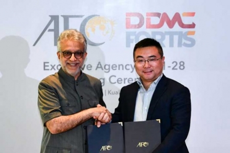 Yi Rentao, nuevo presidente del Granada CF, junto a Shaikh Salman bin Ebrahim Al Khalifa, presidente de la Confederación Asiática de Fútbol (AFC) Yi Rentao, nuevo presidente del Granada CF, junto a Shaikh Salman bin Ebrahim Al Khalifa, presidente de la Confederación Asiática de Fútbol (AFC)