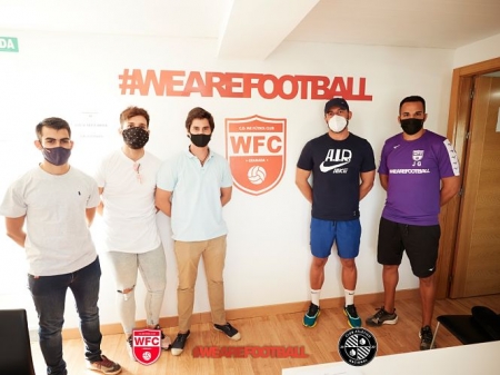 Foto de familia tras la firma del acuerdo de filialidad (WE ARE FOOTBALL) 