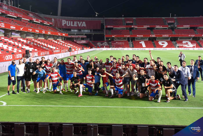 Los jugadores, cuerpo técnico y directivos celebraron la clasificación europea tras golear al Athletic Club (JOSÉ M.BALDOMERO) Los jugadores, cuerpo técnico y directivos celebraron la clasificación europea tras golear al Athletic Club (JOSÉ M.BALDOMERO)