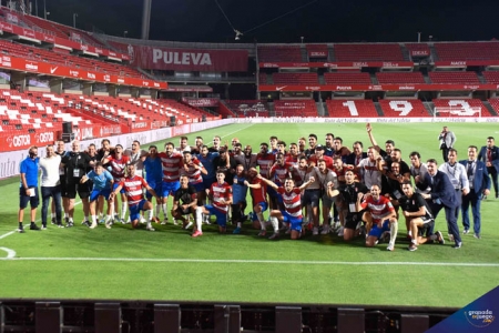 Los jugadores, cuerpo técnico y directivos celebraron la clasificación europea tras golear al Athletic Club (JOSÉ M.BALDOMERO)
