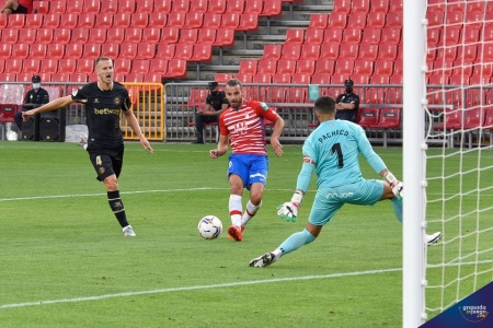 Roberto Soldado en el momento de batir a Pacheco (JOSÉ M. BALDOMERO)