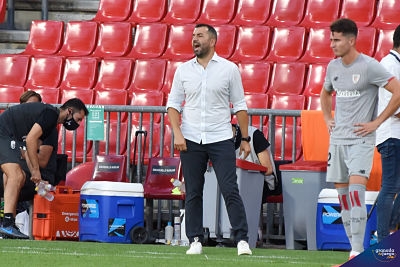 Diego Martínez vivió con intensidad el choque ante el Alavés (JOSÉ M. BALDOMERO)