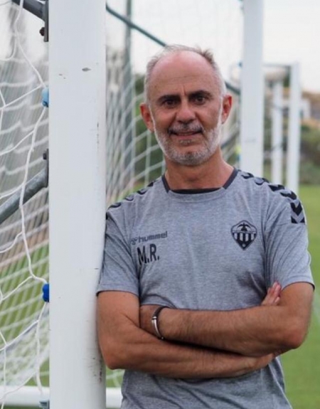 Matías Ramírez posa con su nuevo uniforme de trabajo