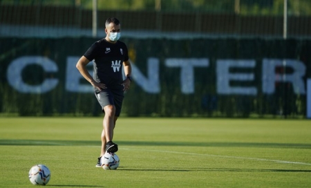 Diego Martínez, entrenador del Granada CF, en un entrenamiento (GRANADA CF)