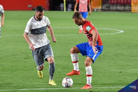 Soldado controla ante un rival (BALDOMERO) Soldado controla ante un rival (BALDOMERO)