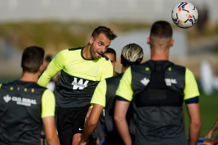Roberto Soldado, en uno de los entrenamientos de la semana (GRANADA CF)