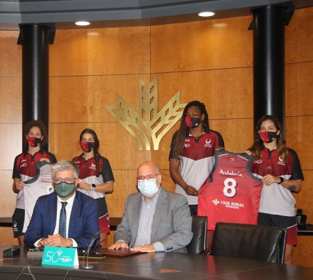 Imagen de la firma del convenio (CAJA RURAL) 