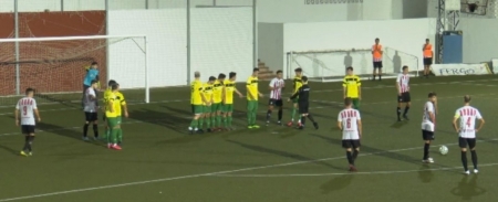Momento de la falta en la que el Athletic Coín anotó el tanto del empate