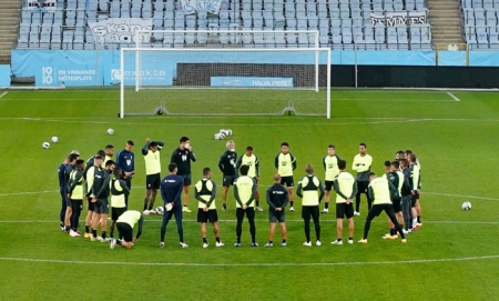 Los jugadores del Granada CF hacen piña en el centro del campo del Swedbank Stadium (GRANADA CF)