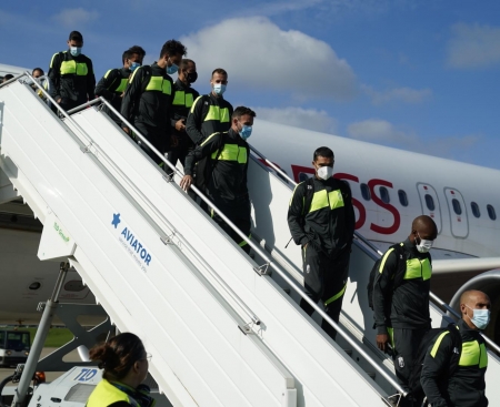 El plantel del Granada bajando del avión a su llegada ayer (GCF) El plantel del Granada bajando del avión a su llegada ayer (GCF)