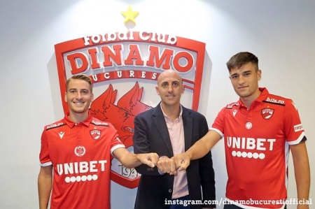 Rufo Collado junto a los dos futbolistas granadinos (FACEBOOK DINAMO DE BUCAREST) 